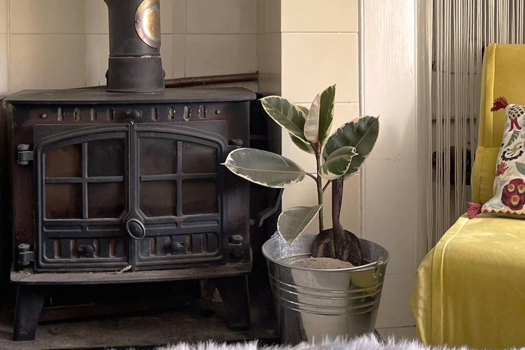 Cosy 2-Bedroom Family Cottage Centrally Located. Leedstown Экстерьер фото
